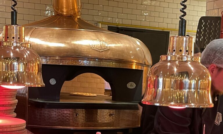 Le four à pizza électrique Gio 130 Ø cuivre rotatif d&rsquo;Esposito Forni révolutionne la livraison pour Volfoni à Séclin »