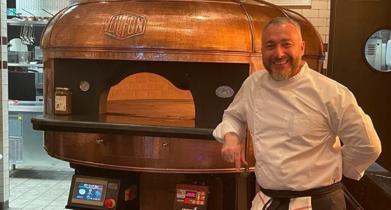 Le groupe Bertrand propriétaire du Volfoni choisit Esposito Forni pour la livraison de son four à pizza Electro Gio Ø130 habillage cuivre : l&rsquo;alliance parfaite entre esthétisme et performance.