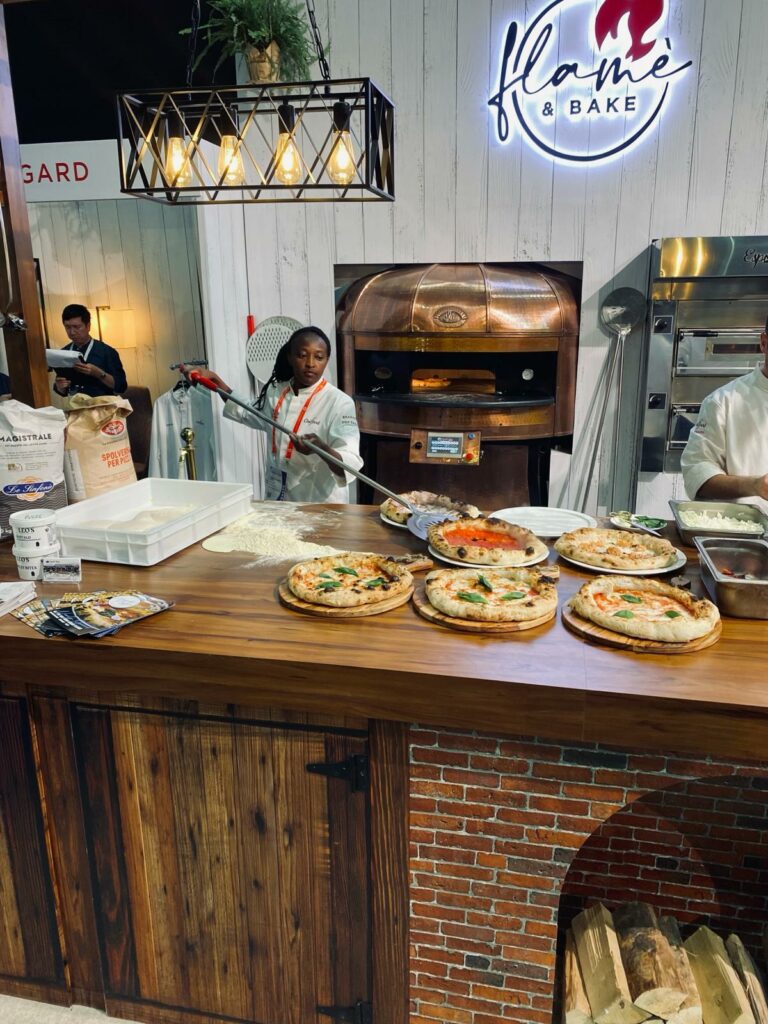 Le four à pizza électrique Gio 130 Ø cuivre rotatif d&rsquo;Esposito Forni révolutionne la livraison pour Volfoni à Séclin