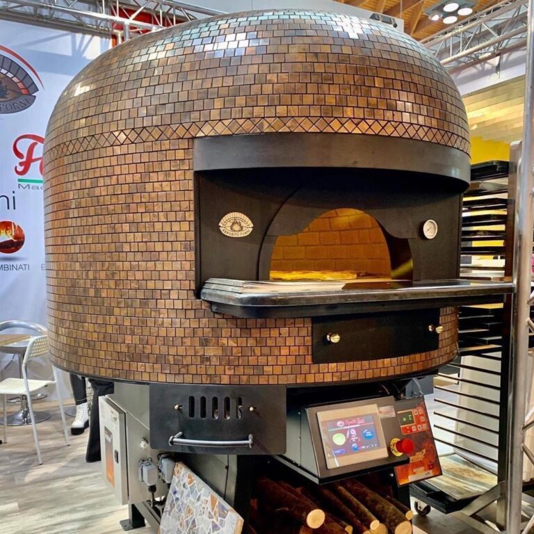 Le four à pizza à sole rotatif ø0850 Gaz (petit foyer bois) habillé en mosaïque cuivre dénaturé.
