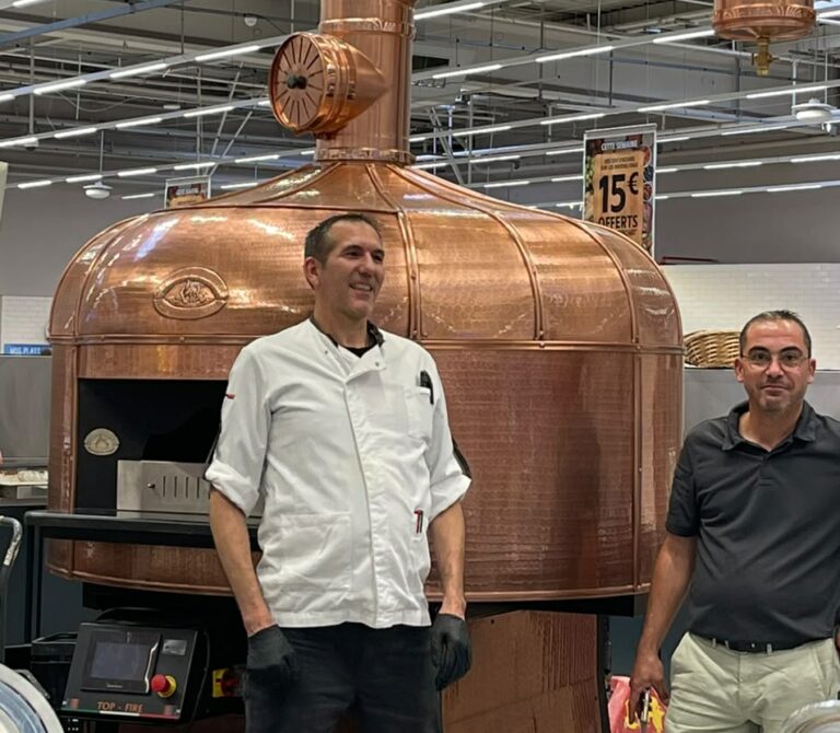 Four à pizza à gaz Saetta 110 avec plateau rotatif : une installation remarquable à Amiens